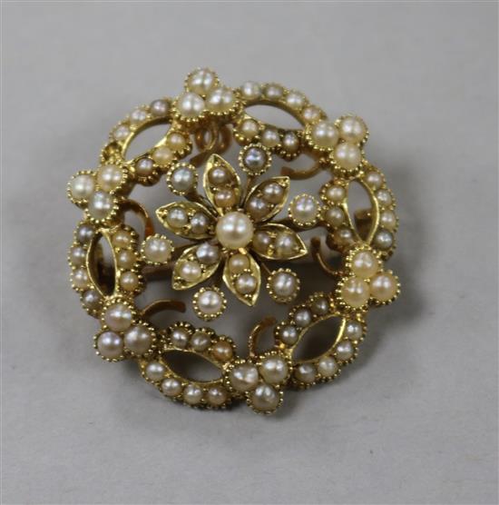 An early 20th century 15ct gold and seed pearl set pendant brooch, 25mm.